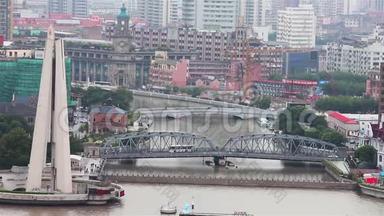 上海城市景观，几座桥梁在一条河上蔓延，上海，中国